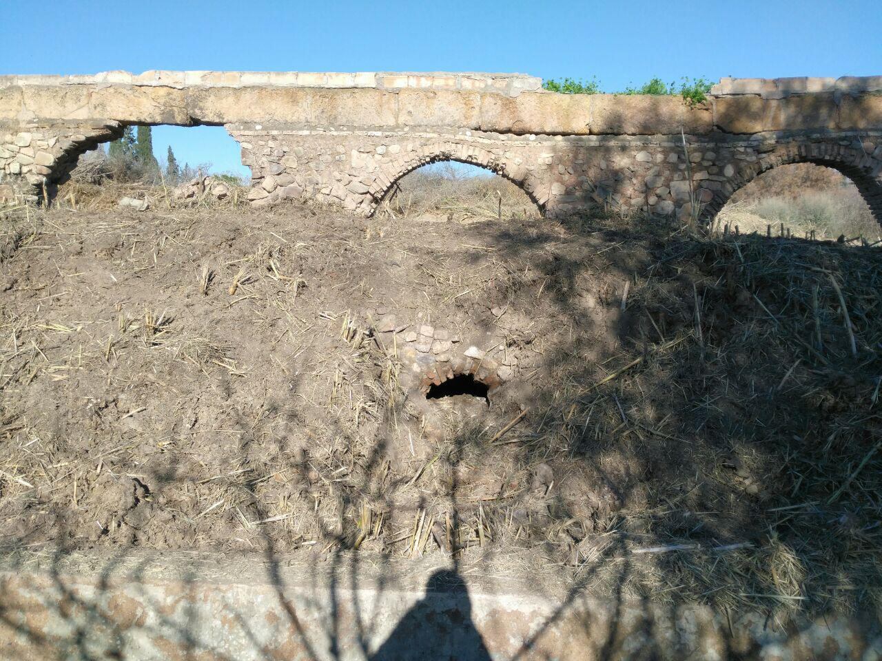 Vista de frente de los dos niveles de arcos de ladrillo del acueducto de Felices. Huermur