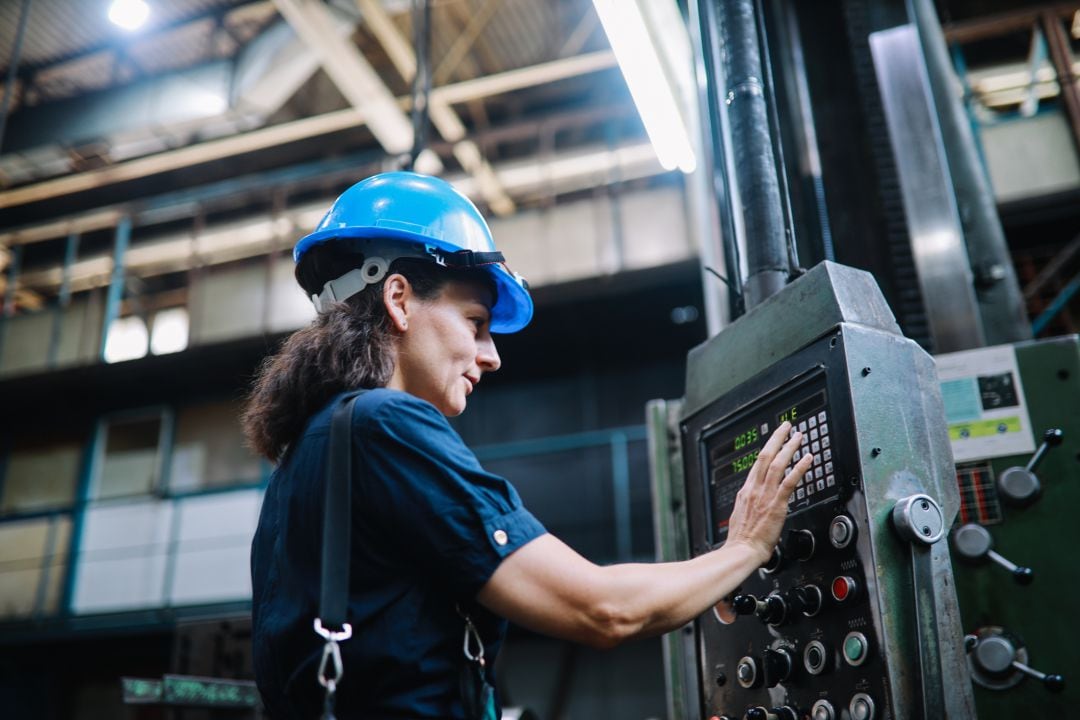 Una trabajadora frente a una máquina