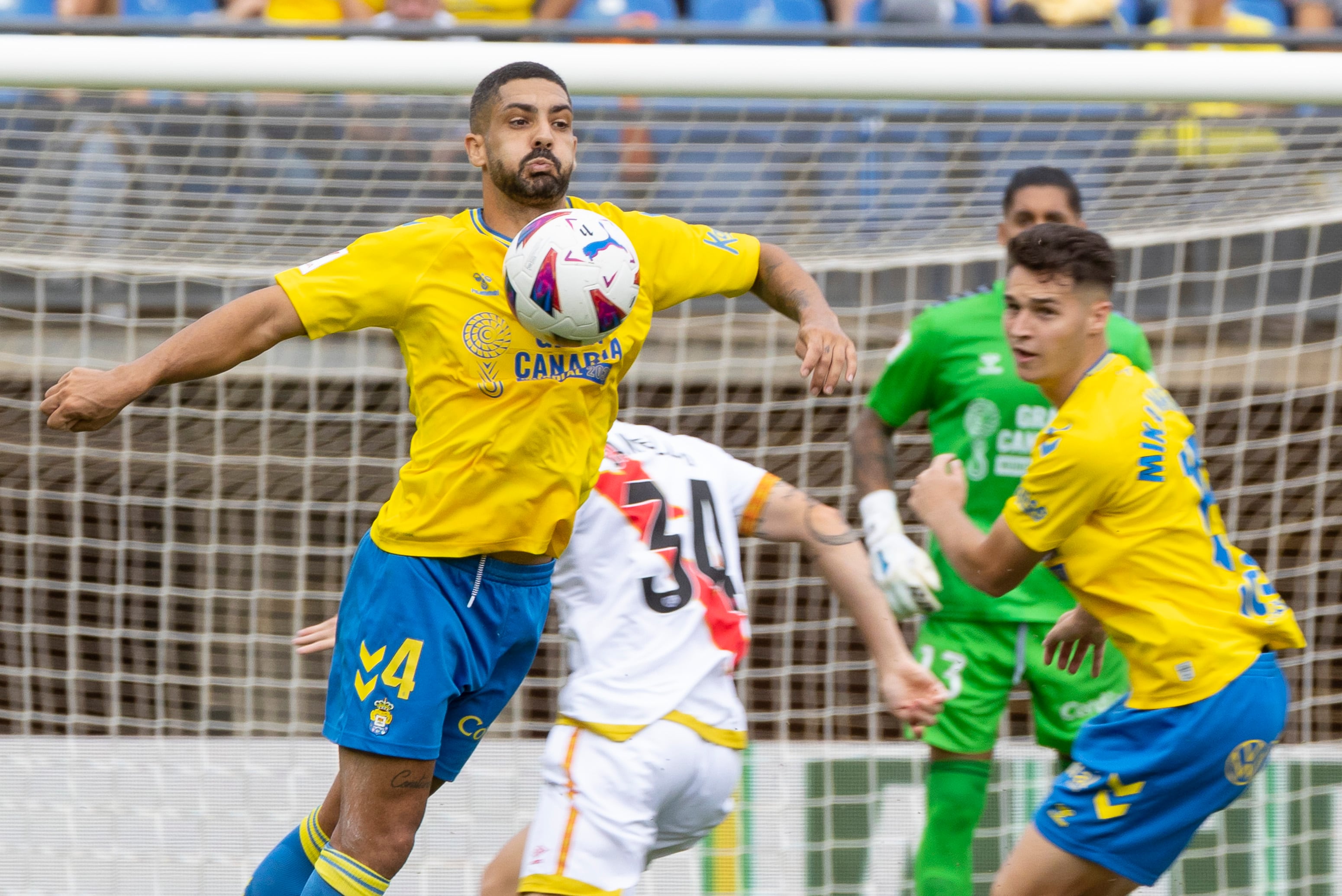 LAS PALMAS DE GRAN CANARIA, 22/10/2023.- El defensa de la UD Las Palmas Alex Suárez controla el balón durante el partido ante el Rayo Vallecano, correspondiente a la décima jornada de LaLiga EA Sports este domingo en el estadio de Gran Canaria. EFE/ Quique Curbelo
