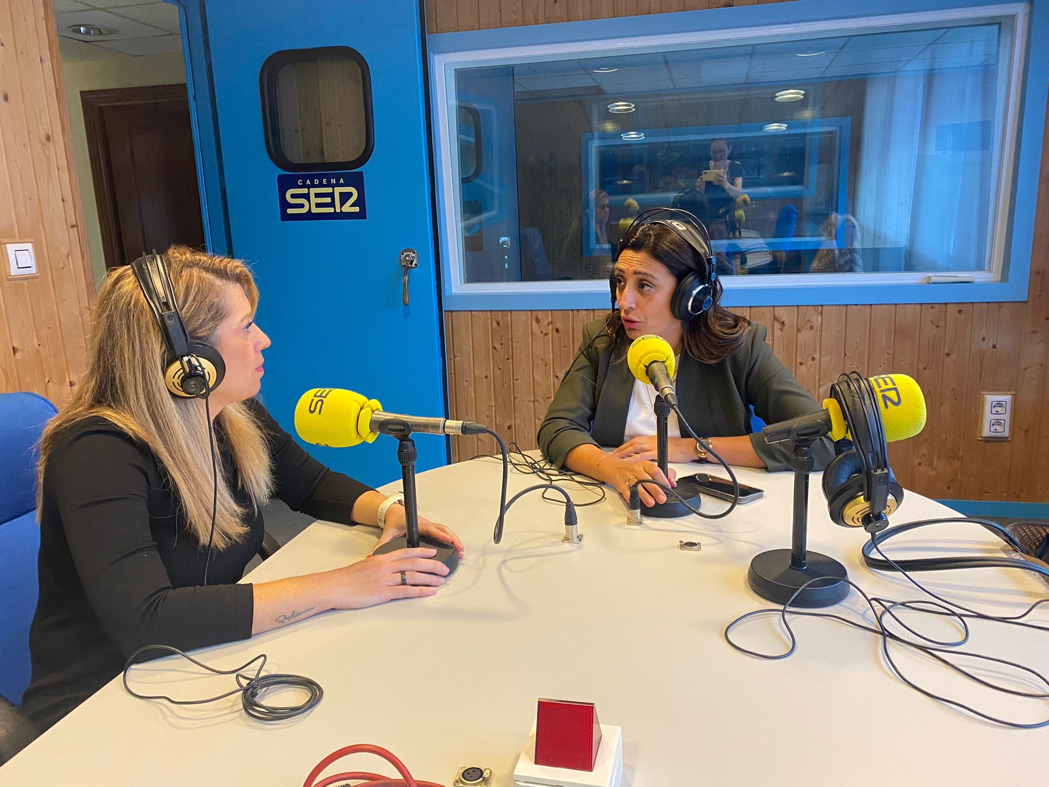 Nuria García y Ana Corregidor durante la entrevista en la Cadena SER de Talavera