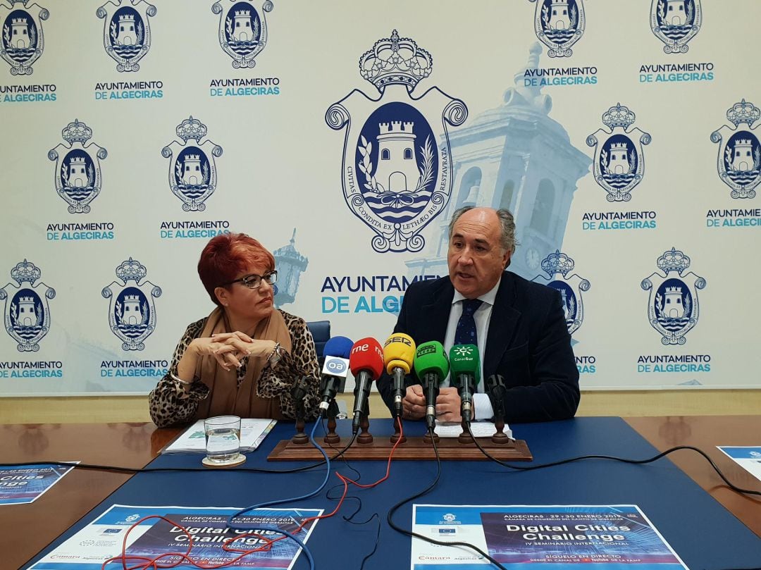 El alcalde de Algeciras, José Ignacio Landaluce y Teresa Muela (FAMP) presentan el seminario