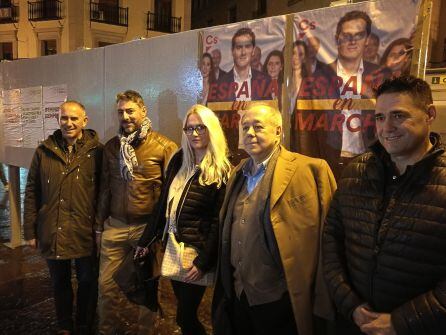 Eduardo Calvo (2D) posa junto a miembros de su partido en el comienzo de la campaña