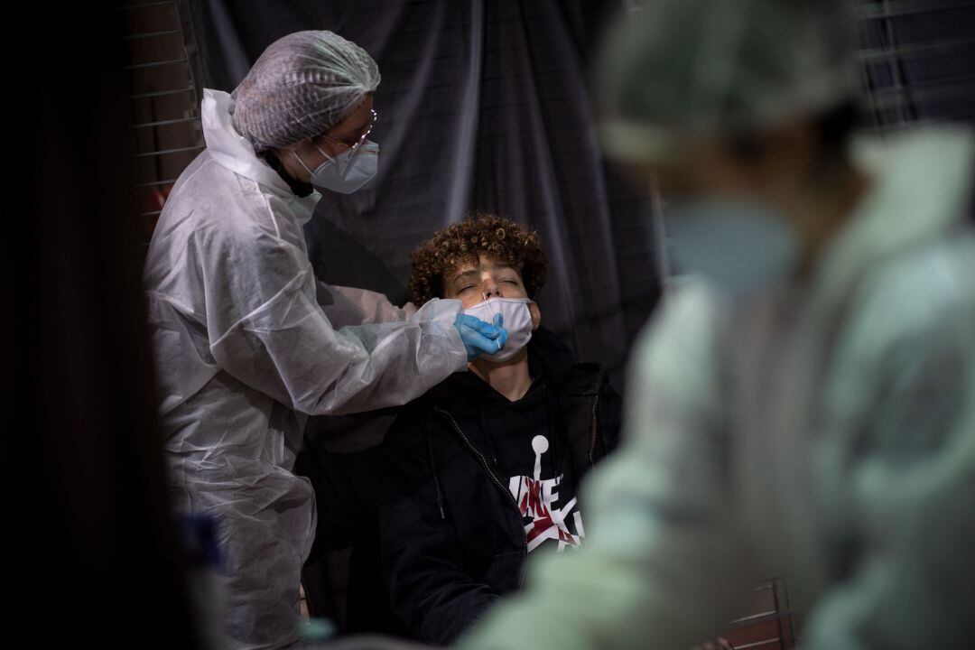 Las personas jóvenes presentan un menor riesgo de padecer la enfermedad con hospitalización. 