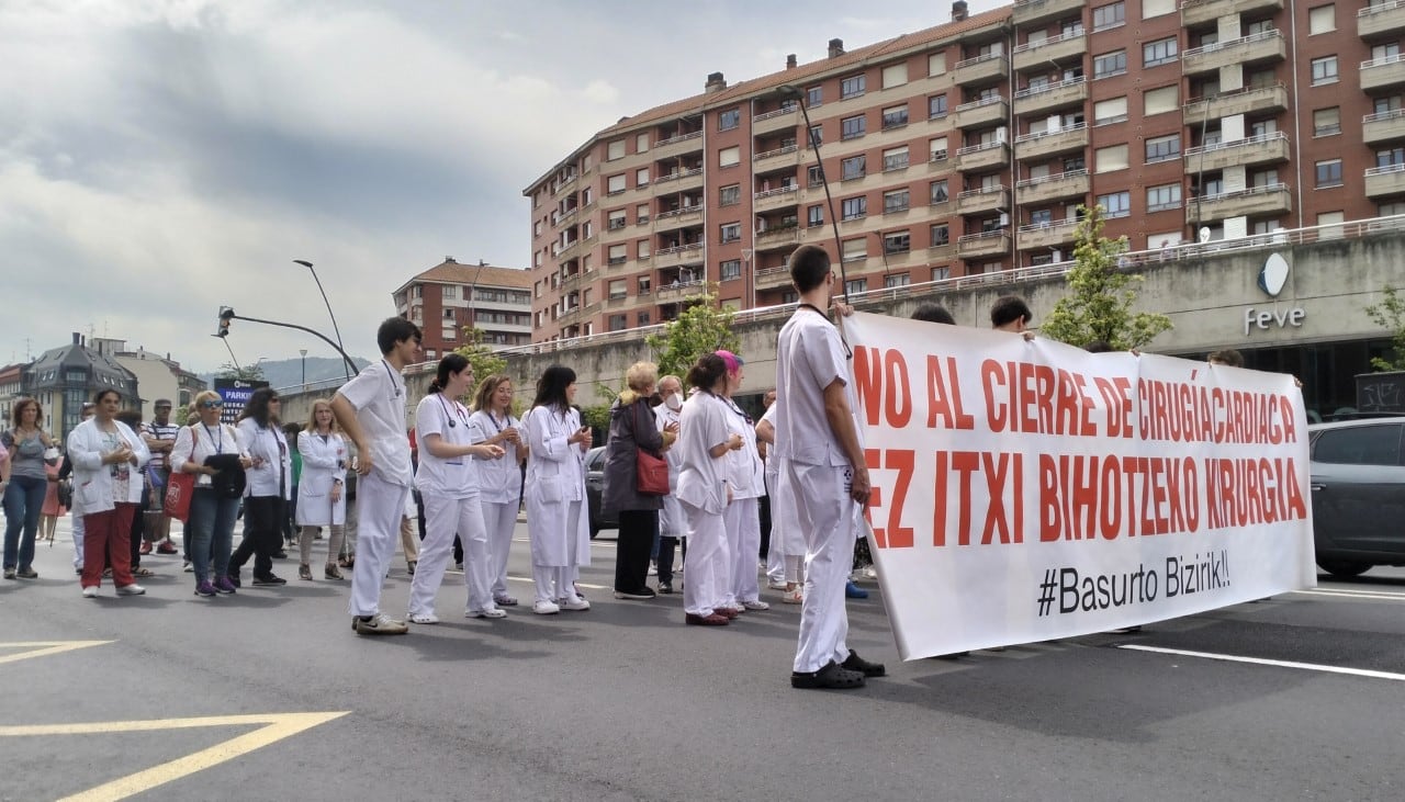 La plataforma &#039;Basurto Bizirik&#039;, acompañada del comité de empresa y de ciudadanos en apoyo a la cirugía cardiovascular en Basurto.