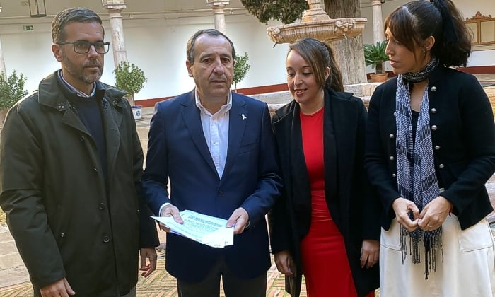 El portavoz del PSOE en el Ayuntamiento de Antequera, José Luis Ruiz Espejo, junto a concejales del grupo municipal