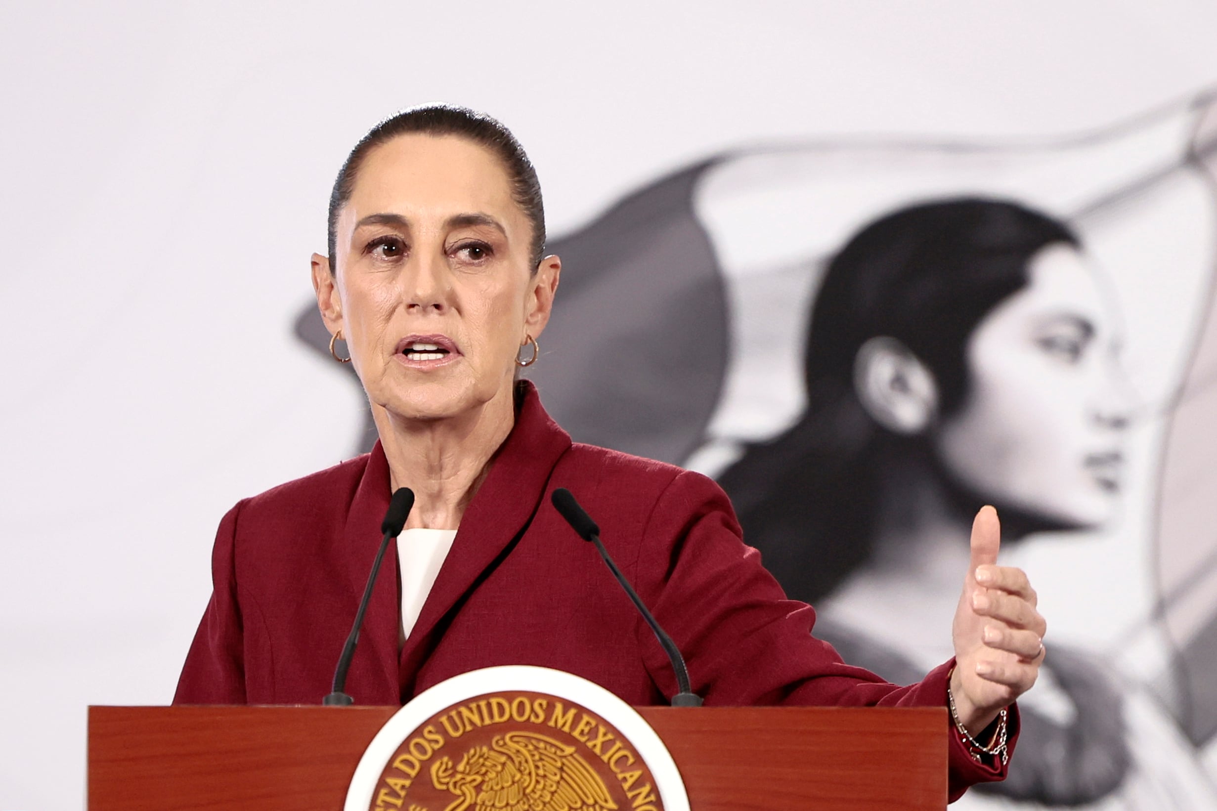 La presidenta de México, Claudia Sheinbaum, participa en una rueda de prensa este martes en Palacio Nacional de la Ciudad de México. EFE/José Méndez