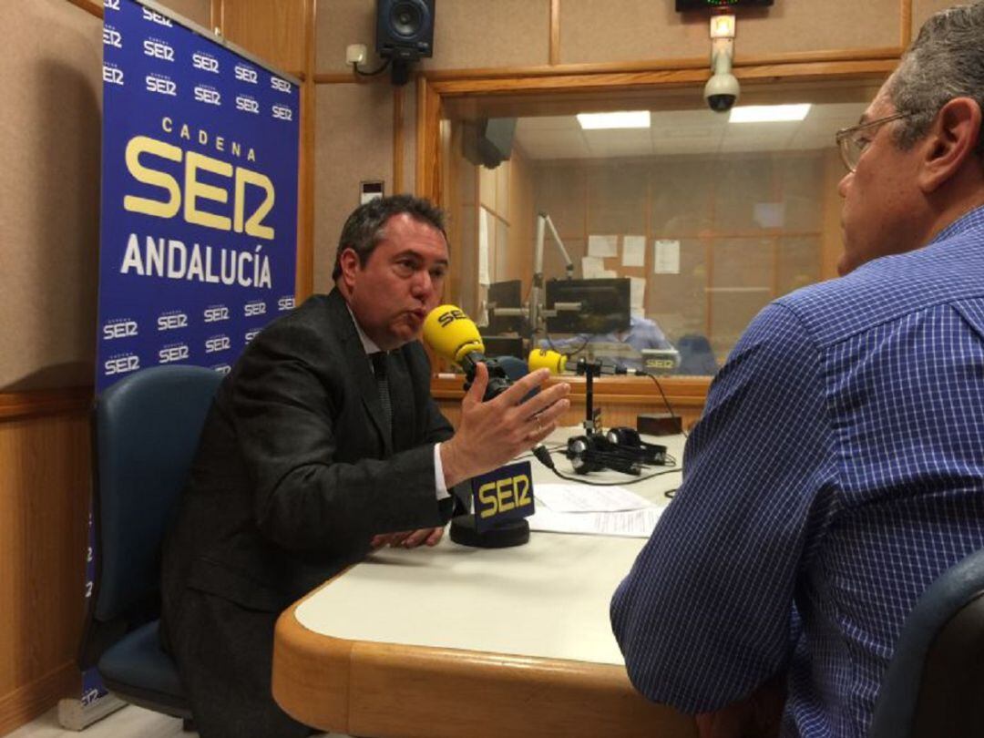 Imagen de archivo del alcalde Juan Espadas en el estudio central de Radio Sevilla