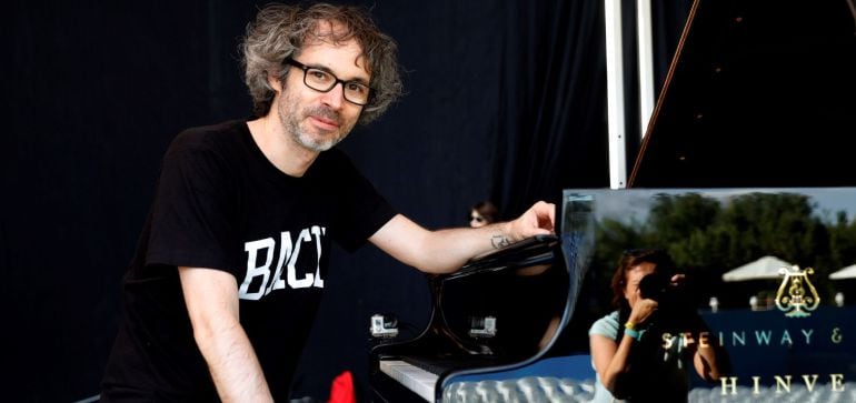 El pianista británico James Rhodes durante el ensayo previo a su actuación en las Noches del Botánico, en Madrid. EFE Juanjo Martin