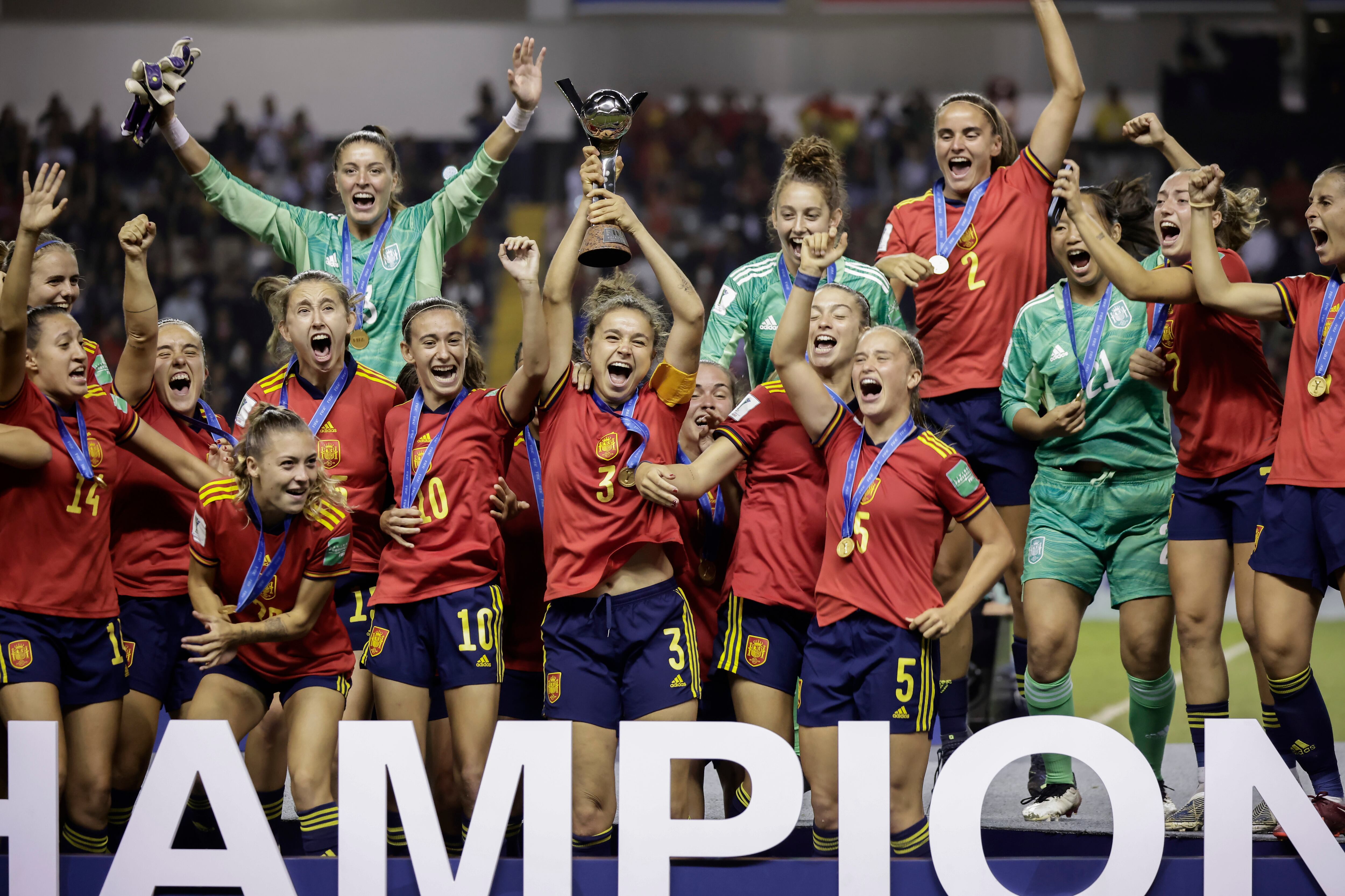 Jugadoras de España celebran con el trofeo al ganar la Copa Mundial Femenina Sub-20 luego de vencer a Japón hoy, en el estadio Nacional en San José (Costa Rica).