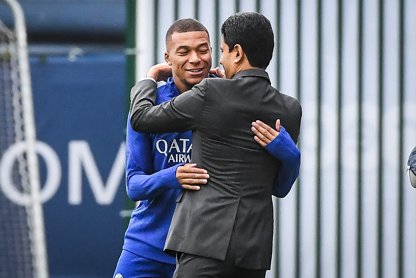 Kylian Mbappé y Nasser Al-Khelaifi se funden en un abrazo antes de un entrenamiento del Paris Saint Germain. (Photo by Matthieu Mirville/DeFodi Images via Getty Images)