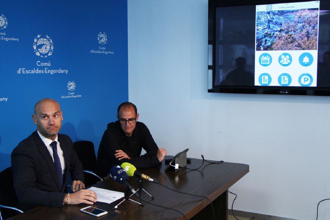 El conseller d'Esports i d'Informàtica, Jordi Vilanova, i el director d'Informàtica del comú, Eloi Torres, en la presentació de la nova aplicació mòbil del comú d'Escaldes-Engordany.