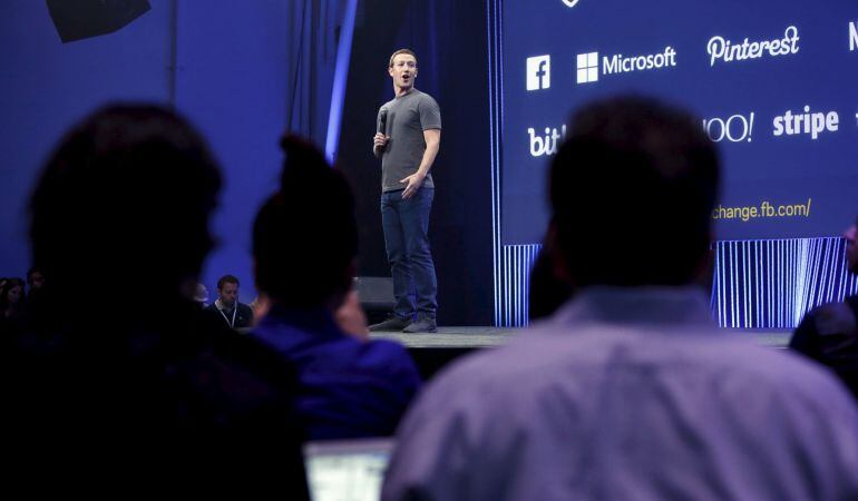 El CEO de Facebook, Mark Zuckerberg, habla durante la inauguración del Facebook F8 en San Francisco