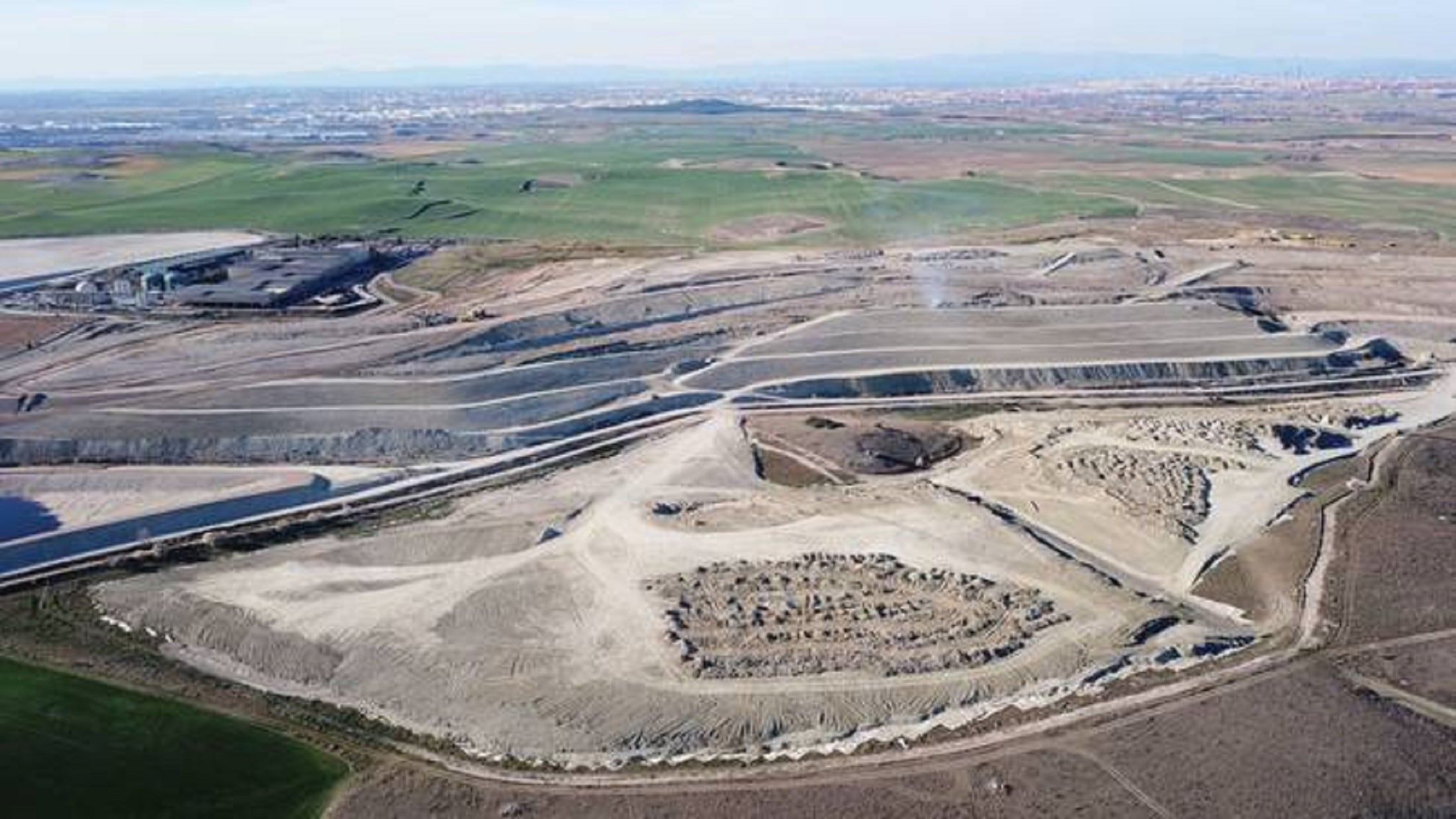 El vertedero situado en Pinto contará con un nuevo vaso en el término de Getafe. Además, un proyecto plantea construir seis plantas de tratamiento de residuos.