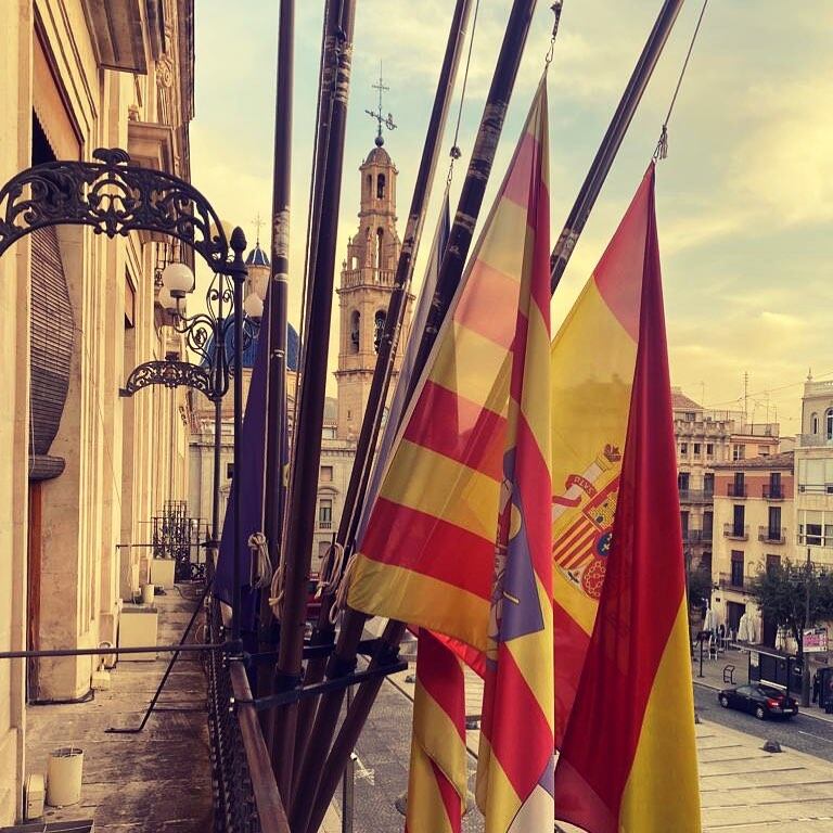 Las banderas del Ayuntamiento de Alcoy ondean a media hasta en señal de duelo por el fallecimiento de la joven de 27 años.