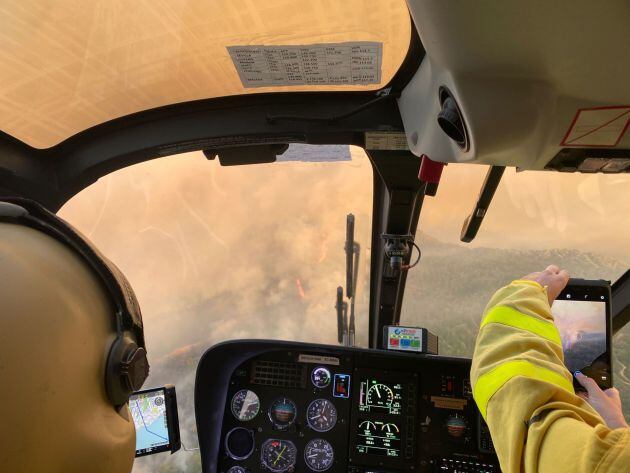 Imágenes desde el helicóptero de mando del Infoca que trabaja en el incendio forestal en Sierra Bermeja.