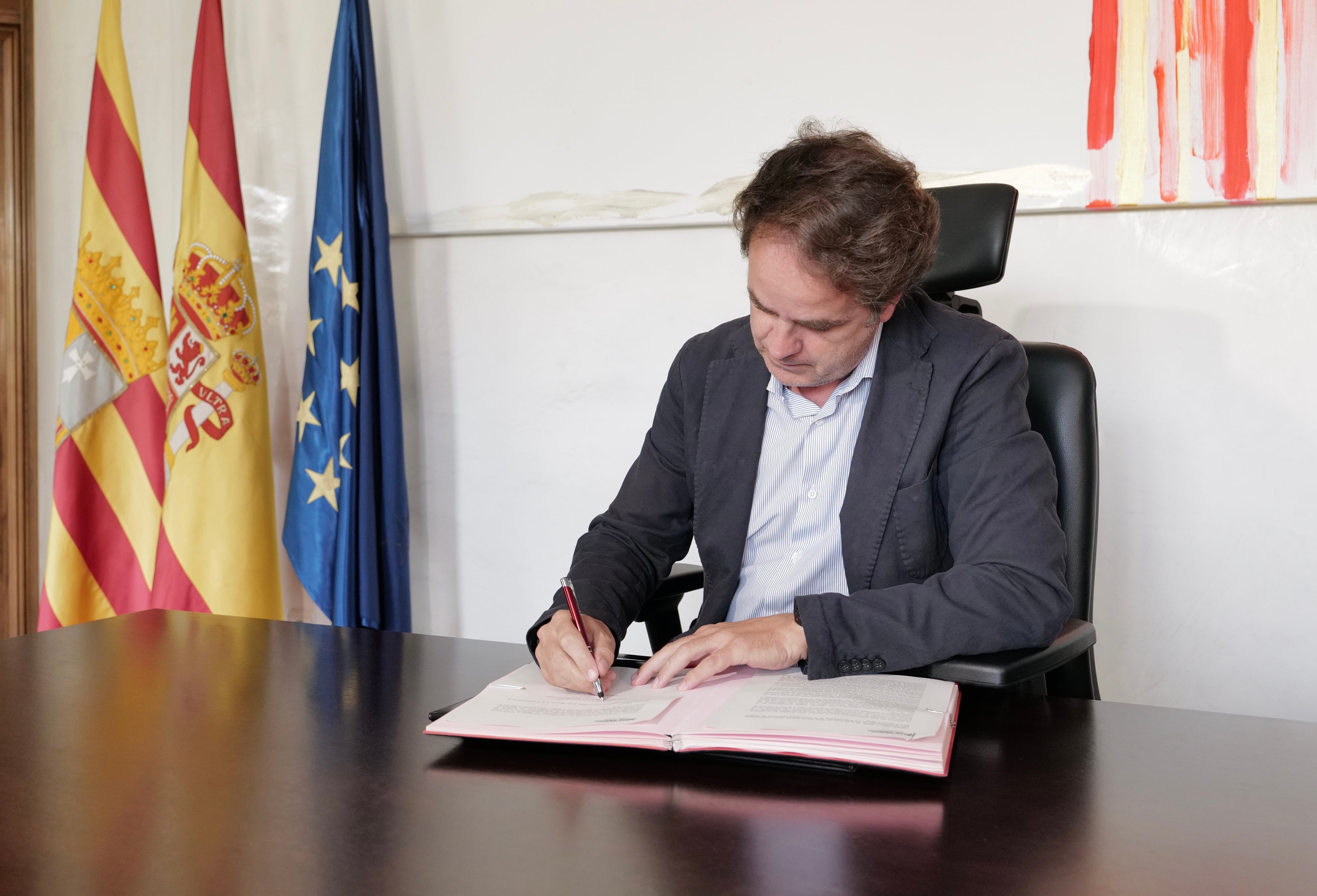 El consejero Roberto Bermúdez de Castro, firmando la Orden de elaboración del presupuesto autonómico