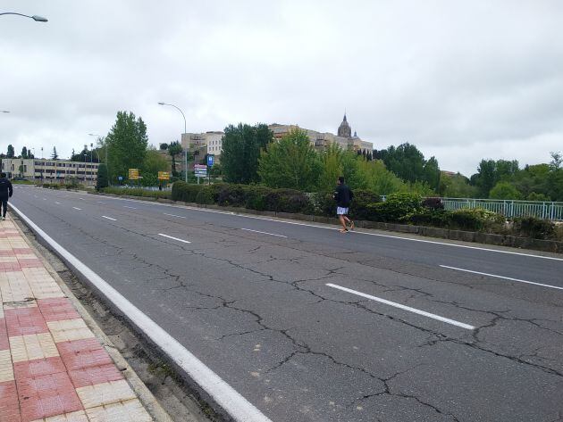 Un ciudadano aprovecha la calzada para correr por ella, debido a la masificación de las aceras en el puente Sánchez Fabrés.