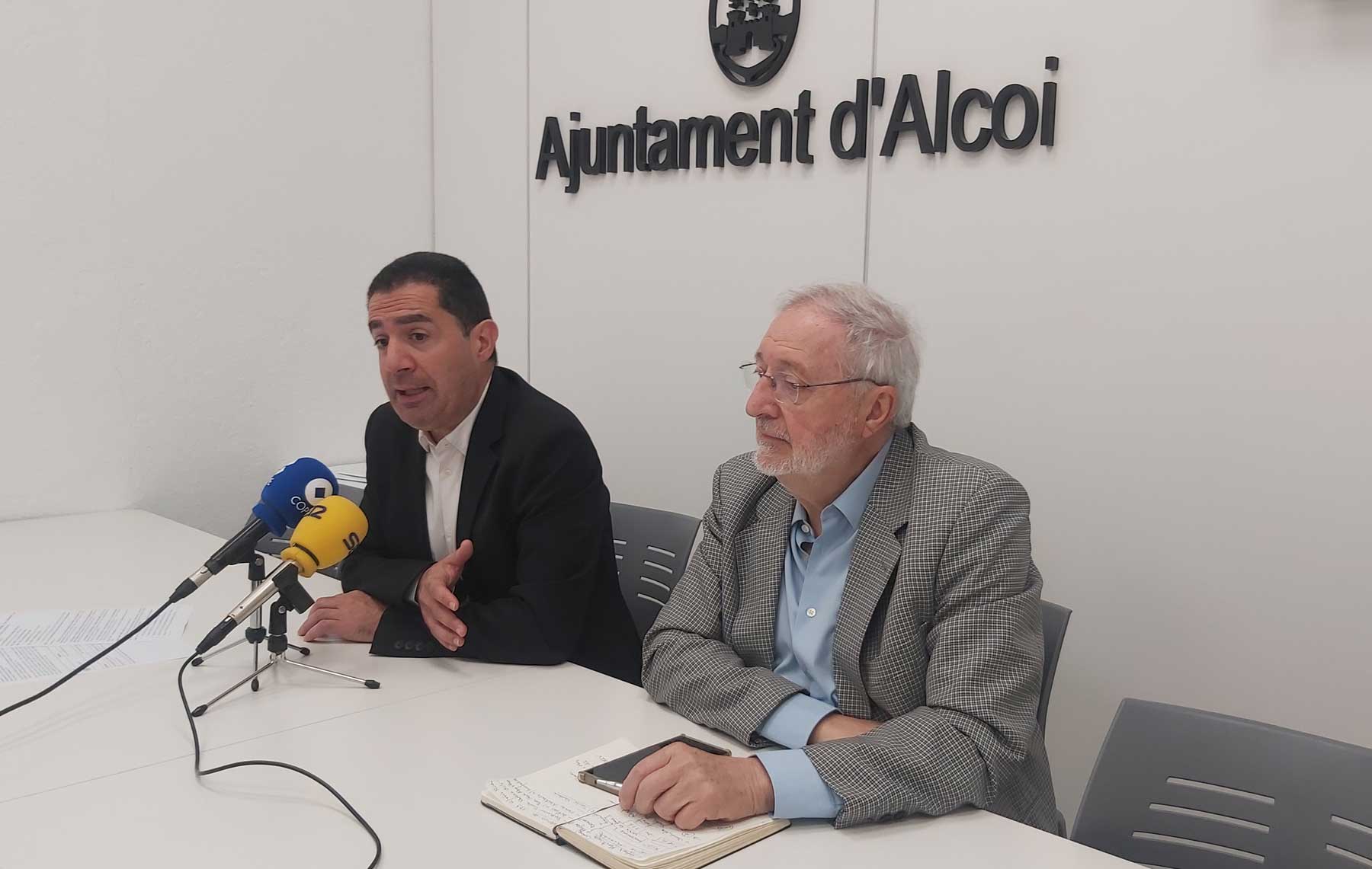 El alcalde Toni Francés y el presidente de Alcoy Industrial, Enrique Masiá, durante la presentación de esta jornada