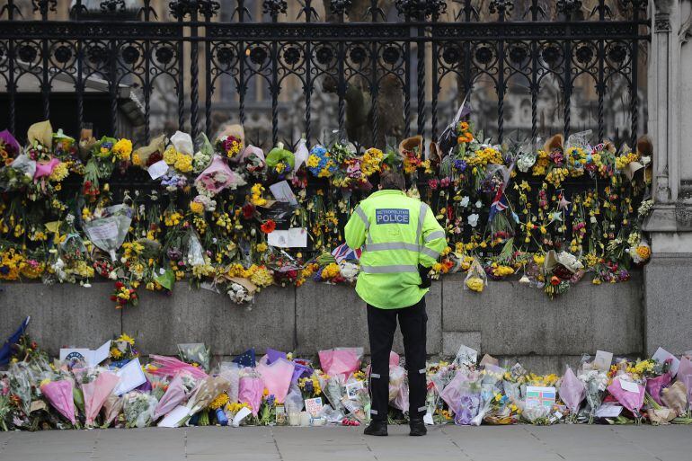 Flores junto al Parlamento inglés tras el atentado 