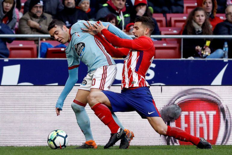 Lucas Hernández, en una acción con Iago Aspas.