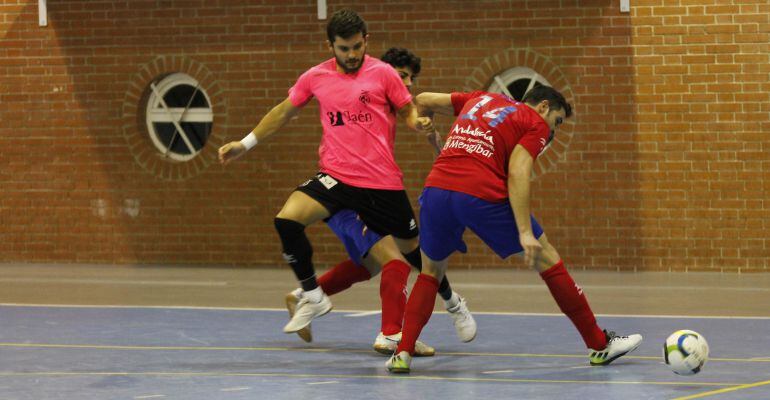 El jugador del Jaén Paraíso Interior, Dani Martín, intenta hacerse con un balón durante el partido.