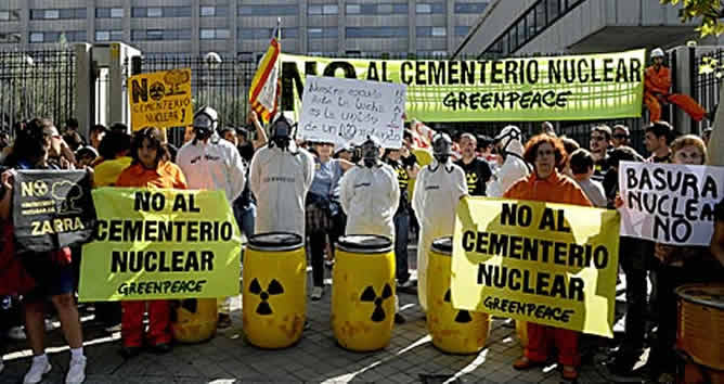 Manifestantes en contra del almacén, el pasado mes de septiembre ante el Ministerio de Industria.