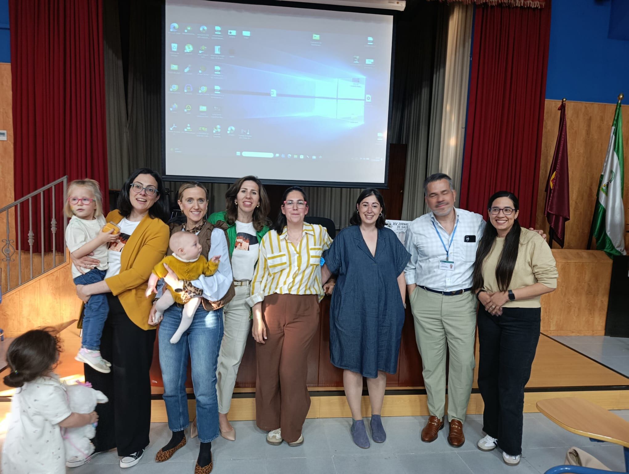 Foto de familia con las participantes e n la Mesa redonda con representantes de la Asociación Mamá Galduria