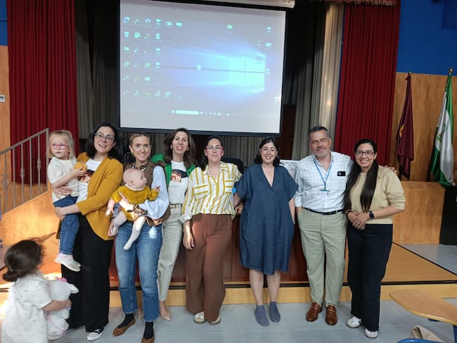 Foto de familia con las participantes e n la Mesa redonda con representantes de la Asociación Mamá Galduria