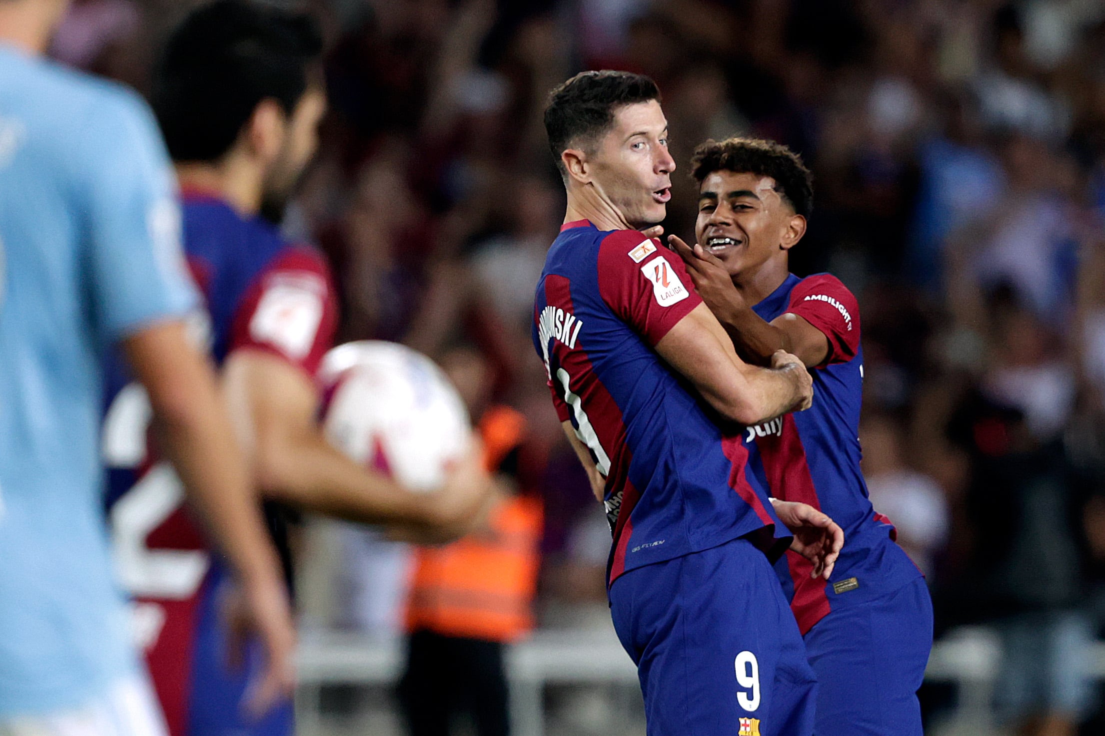 Robert Lewandowski abraza a Lamine Yamal durante un partido con el FC Barcelona