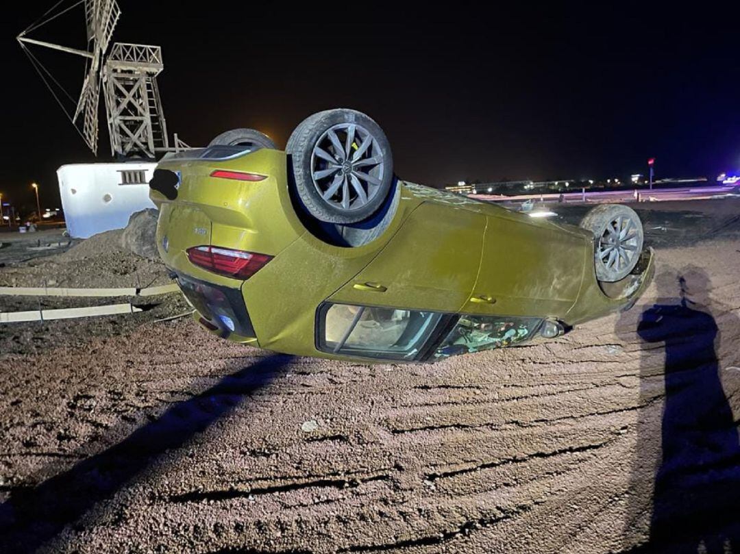 El vehículo volcado en la rotonda.
