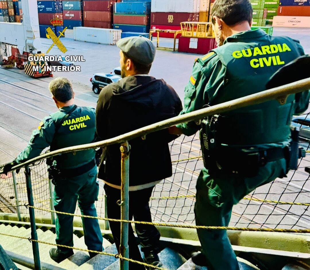 Agentes de la Guardia Civil escoltando al detenido  en el Puerto de Vigo.