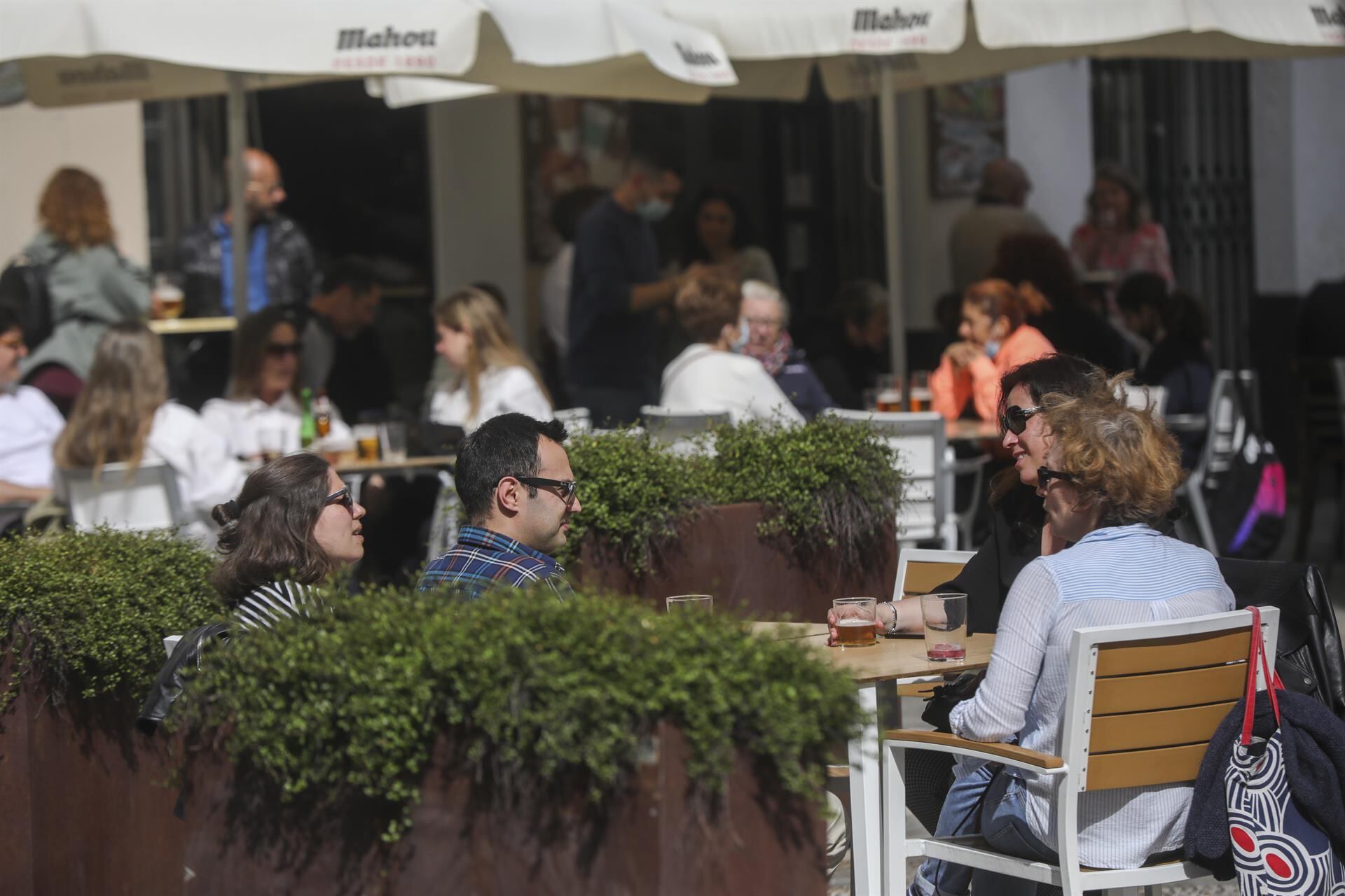 Archivo - Personas en la terraza de un bar en Sevilla, en imagen de archivo.- María José López - Europa Press - Archivo