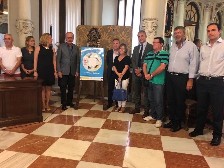 El alcalde, Francisco de la Torre y a la concejala de Movilidad, Elvira Maeso, junto a los colaboradores de la Semana Europea de la Movilidad.