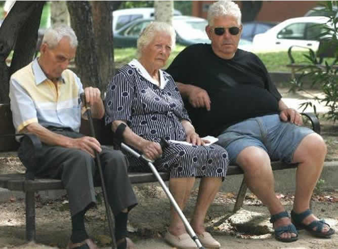 Cada mes, alrededor de 870.000 personas alcanza los 65 años de edad.