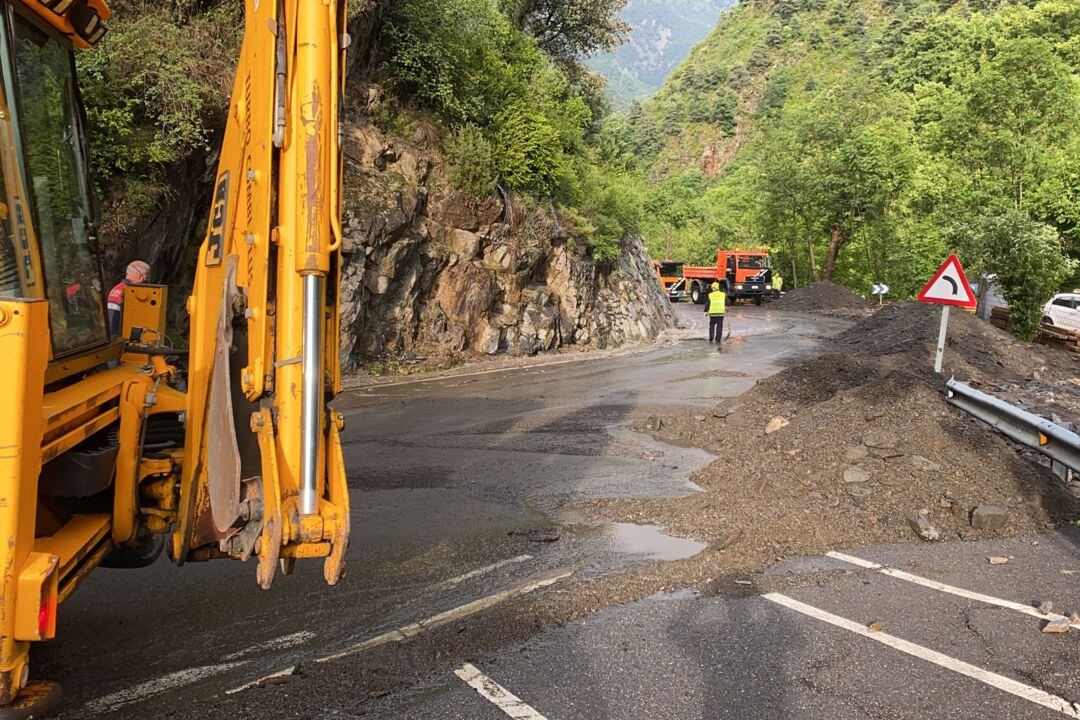 Operaris del COEX netejant la carretera de Bixessarri afectada per la forta torrentada d'ahir.