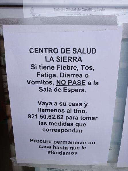 Cartel en el Centro de Salud La Sierra