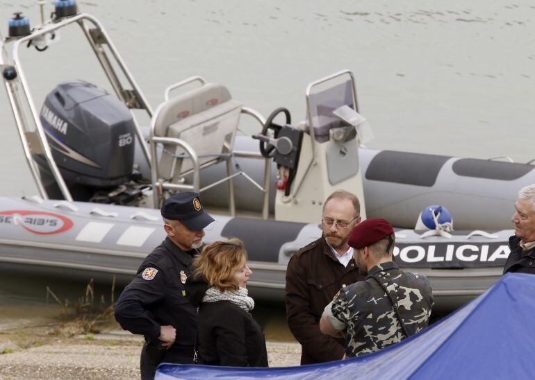 Los padres de Marta del Castillo, Antonio del Castillo   a su llegada a la dársena del Guadalquivir donde un equipo de buzos del GEO de la policía completará la búsqueda del cuerpo de la joven, tras el informe realizado por la Armada.