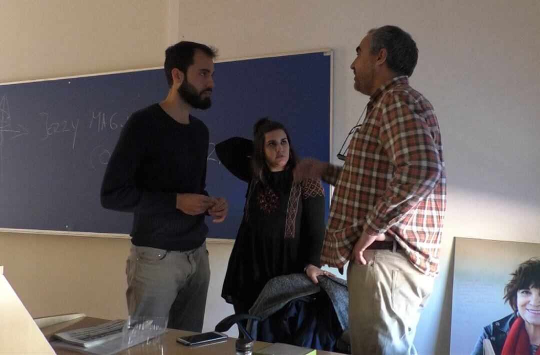 Los autores del documental con el profesor José Luis González de la UMH