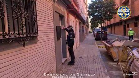 Agente de la Policía local durante una intervención por ruidos