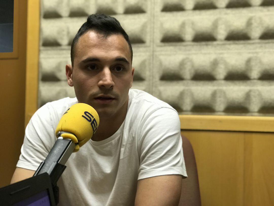 Alfonso Herrero durante la entrevista en los estudios de Radio Asturias.