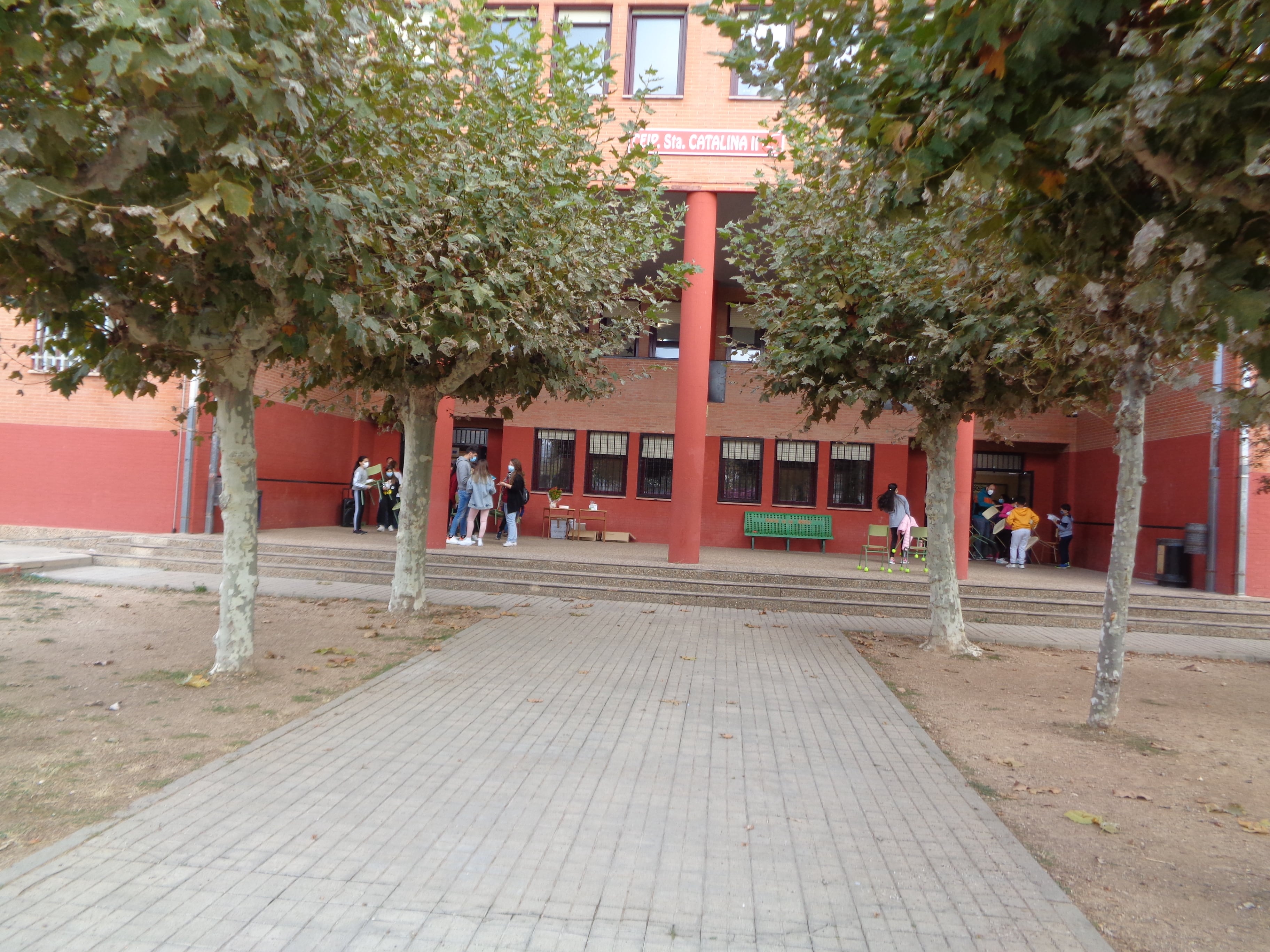 El colegio Santa Catalina (en la foto) y el Simón de Colonia son los únicos de Aranda que conservan el sistema tradicional de comedor escolar