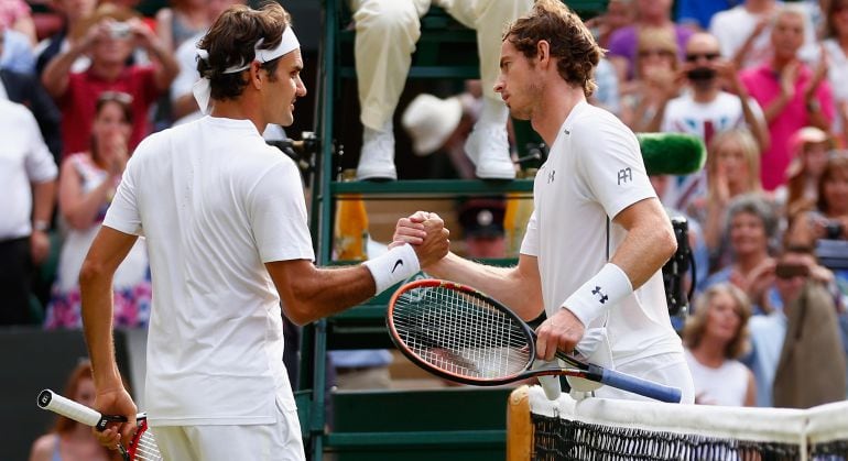 Murray y Federer se saludan al término de un partido en Wimbledon