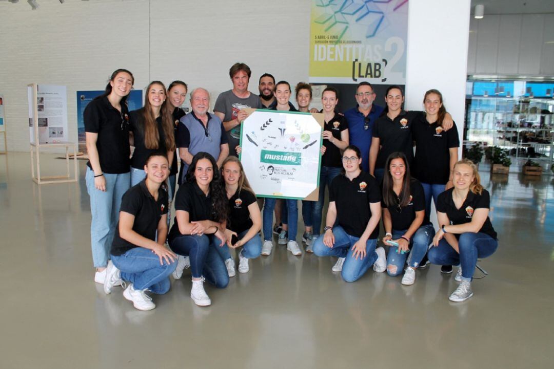 Las jugadoras del Elche Mustang rindieron un homenaje a su patrocinador