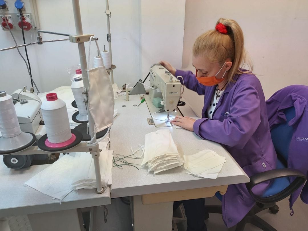 Trabajadores con discapacidad de la línea de empleo del Grupo Fundación San Cebrián elaboran mascarillas higiénicas reutilizables para niños y adultos