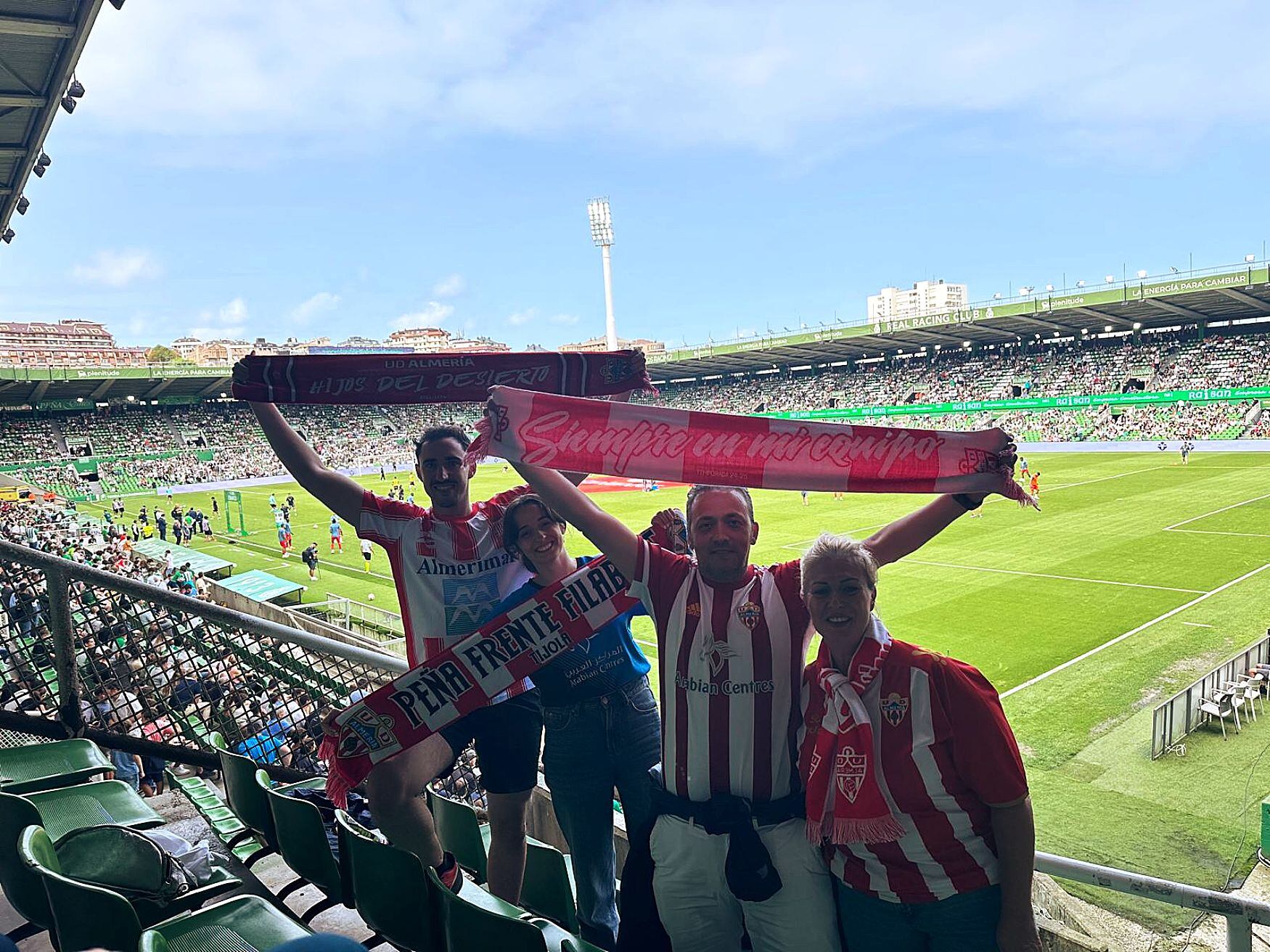 Los primeros valientes en El Sardinero animando al Almería.