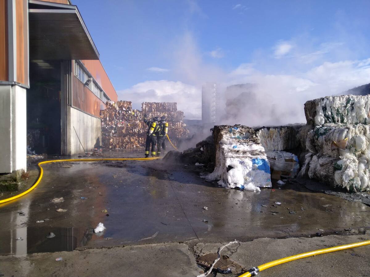 Un incendio causa daños a un camión en una nave en Ponferrada