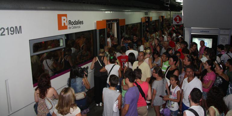Aglomeracions a l'estació de Plaça Catalunya