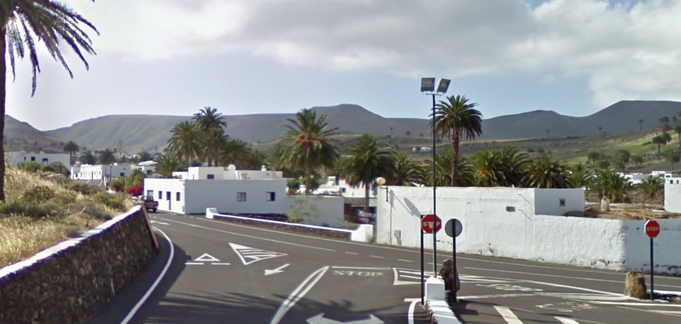 Alredededores del lugar en el que un motorista falleció tras chocar con un muro en Haría, Lanzarote.