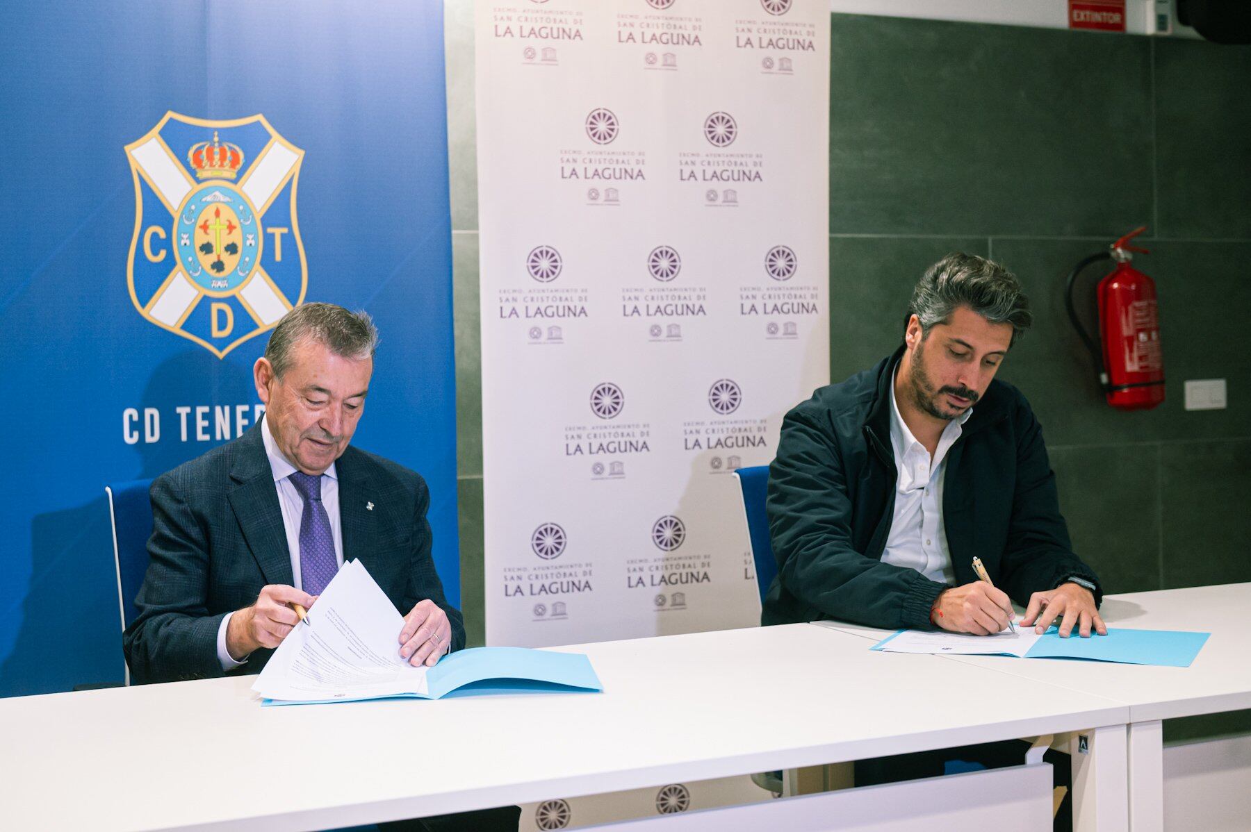 Paulino Rivero y Luis Yeray Gutiérrez, alcalde de La Laguna, en la firma del convenio de colaboración entre el CD Tenerife y el consistorio lagunero.