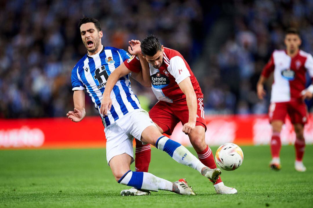 Nolito intenta irse de Mikel Merino